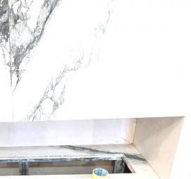 укладка крупноформатного керамогранита на стену - вариант 3