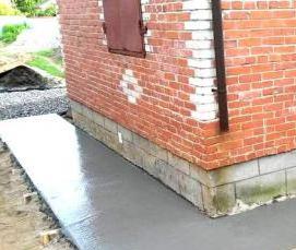 укладка тротуарной плитки на отмостку - вариант 1