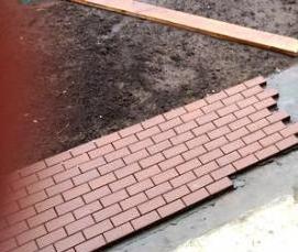 укладка тротуарной плитки на отмостку - вариант 4