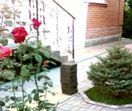 укладка тротуарной плитки во дворе частного дома - вариант 1