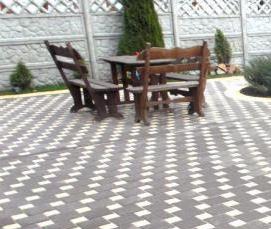 укладка тротуарной плитки во дворе частного дома - вариант 4