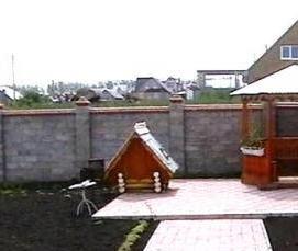 укладка тротуарной плитки во дворе частного дома - вариант 3