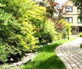 уложить дорожку тротуарной плитки - модель 4