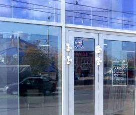 установка алюминиевых дверей - модель 4