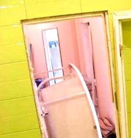 установка двери в ванную комнату - модель 3