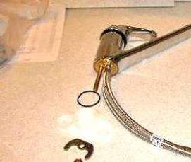 установка гибкого смесителя на кухню - вариант 1