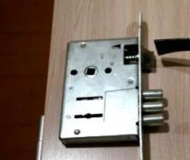 установка кодового замка на дверь - модель 4