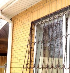 установка металлических решеток на окна - модель 1