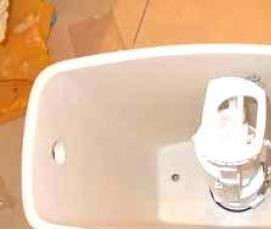 установка поплавка в бачок унитаза - модель 4