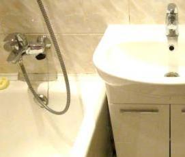 установка раковины с тумбой в ванной - вариант 3