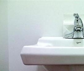 установка раковины в ванной к стене - модель 4