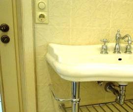 установка раковины в ванной к стене - модель 2