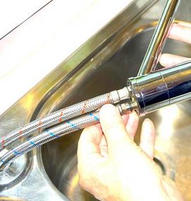 установка смесителя на кухне - вариант 2