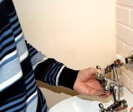 установка смесителя в ванной на трубы - вариант 3