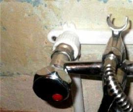 установка смесителя в ванной с эксцентриками - вариант 1