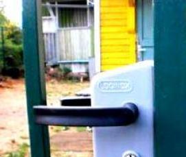 установка замка на калитку - вариант 2