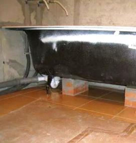 установка железной ванны на ножки - модель 2