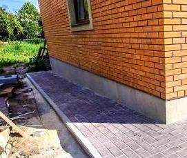 устройство отмостки вокруг дома из тротуарной плитки - тип 3