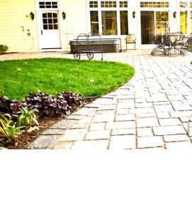 устройство тротуарных дорожек на даче - вариант 2