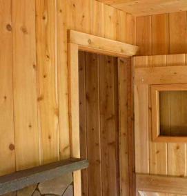 Входная дверь в баню из дерева - вариант 1