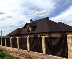 Из евроштакетника с кирпичными столбами - тип 4