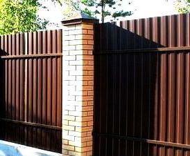 Из профиля с кирпичными столбами - тип 3