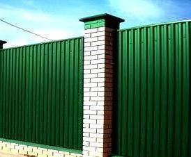 Из профиля с кирпичными столбами - тип 2