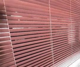 Закрытые жалюзи на окна - модель 1