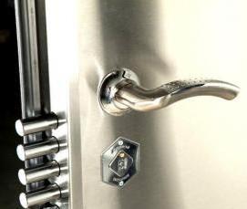 Замена личинки в дверном замке в квартире - модель 1