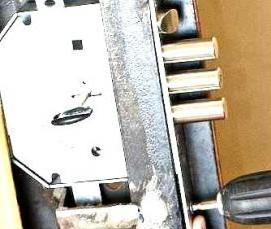 Замена личинки в замке железной двери - модель 1