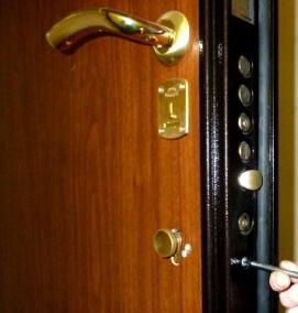 Замена сувальдного замка в металлической двери - вариант 2