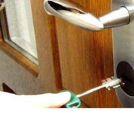 Замена замка в деревянной двери - вариант 3