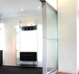 Зеркальная дверь в гардеробную раздвижная на роликах - вариант 4