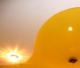 Желтые натяжные потолки - модель 1