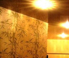 Золотистые натяжные потолки - модель 4